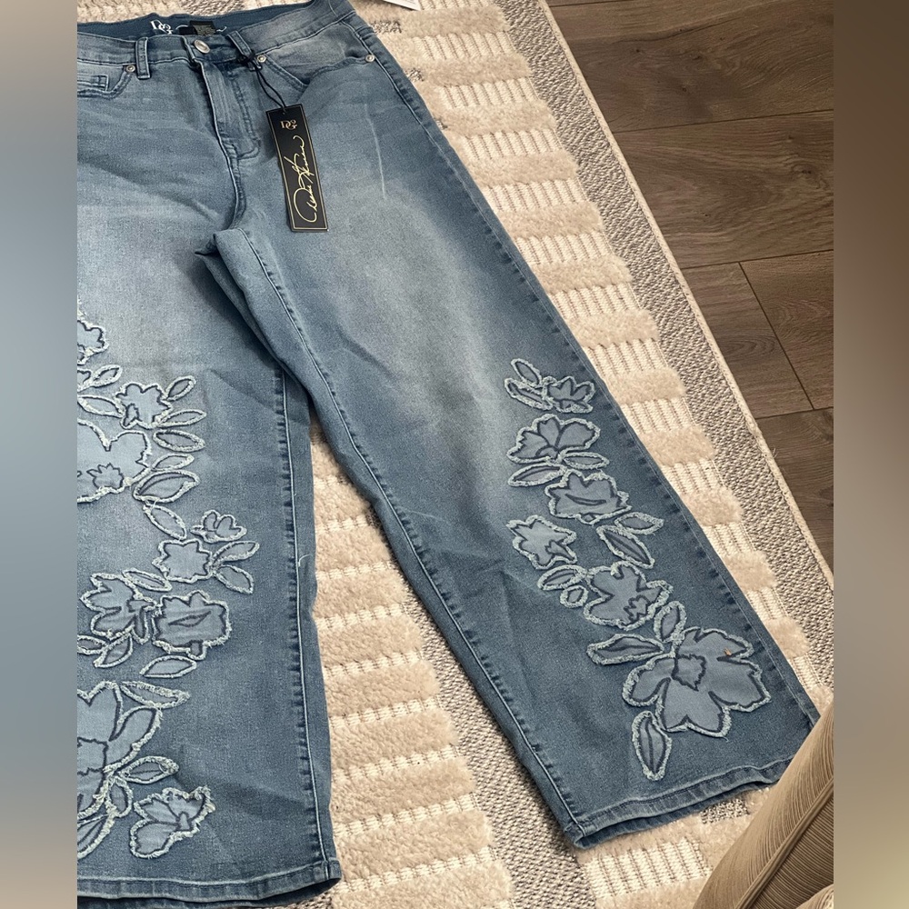 NWTS DG2 by Diane Gilman Any 3/$28 w/$4.99 ship  Floral Embroidered Cropped Jean - Picture 4 of 15